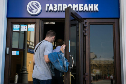 У Газпромбанка трудности с переводом долларов за границу